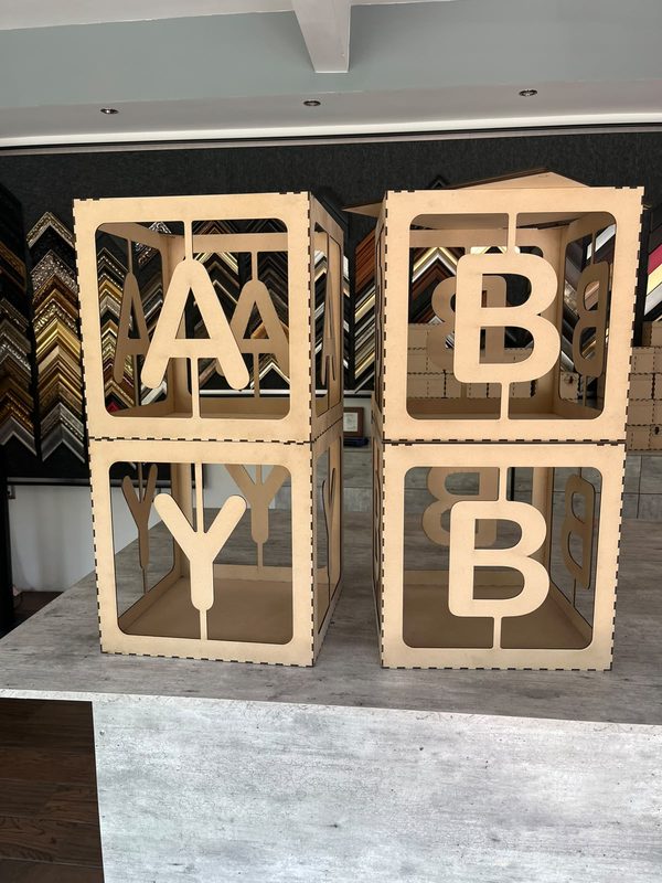 Cubos decorativos de baby shower cortados a láser
