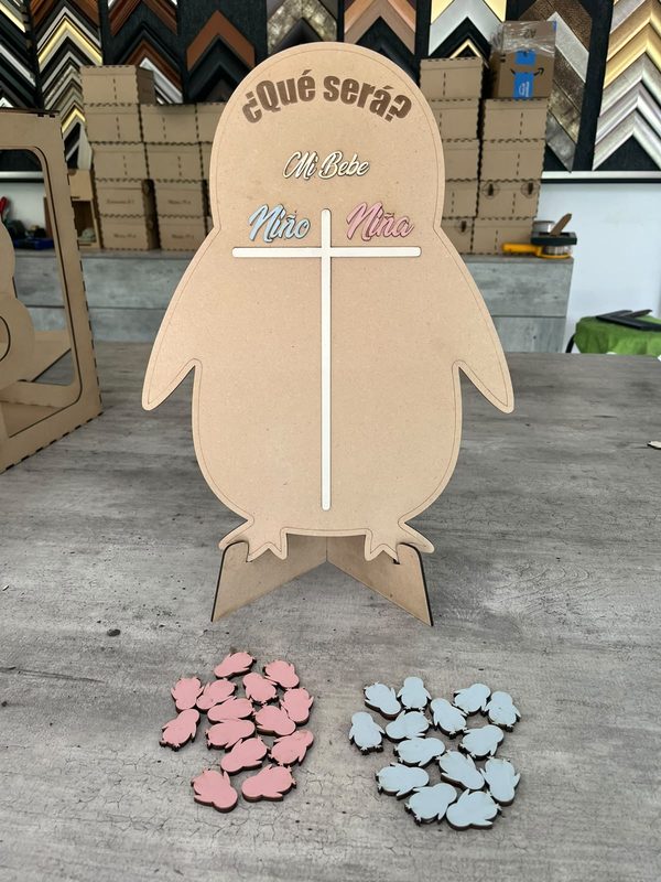 Figura personalizada de pingüino para revelación de género